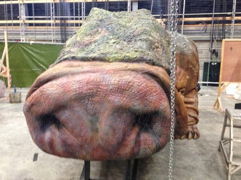 millennium-falcon-star-wars-spoiler-sneak-peek-behind-the-scenes-photos-017-480w
