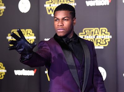 rs_1024x759-151215063100-1024.John-Boyega-Glove-Star-Wars-Premiere-LA-JR-121515-1