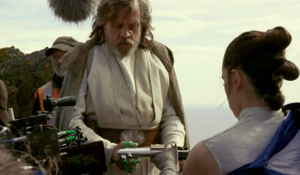 mark-hamill-daisy-ridley-star-wars-the-last-jedi-behind-the-scenes-01-600x350