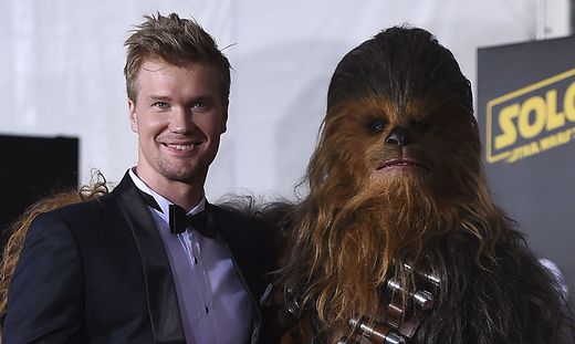 Joonas-Suotamo-Chewbacca_1526374350019968_v0_h