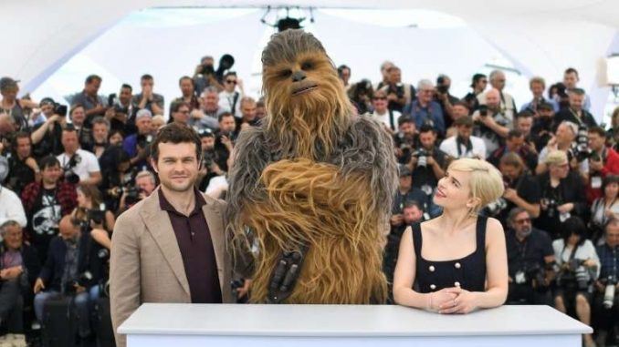 alden-ehrenreich-chewbacca-et-emilia-clarke-posent-a-cannes-lors-d-un-photocall-pour-le-film-solo-le-15-mai-2018